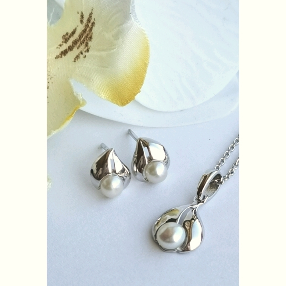 Nwt Sterling Silver pearl necklace earring set